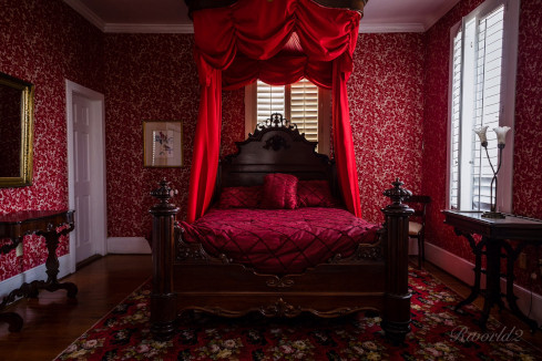 Starr County Historical Hotel | Canopy Bed - La Borde House